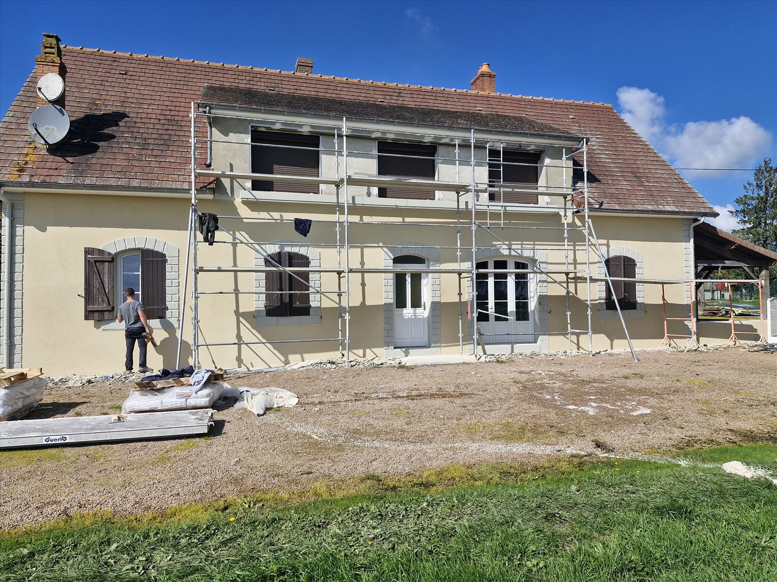 Ravalement de façade en cours avec échafaudage